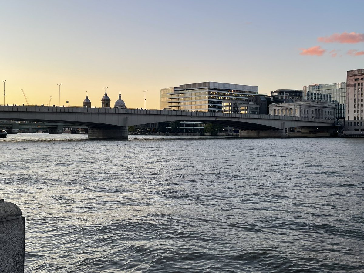 mattwoor's tweet image. 6 hours or so to go, made a lovely bunch of queue buddies from across the U.K. wonderful to chat about why we’re all doing this, the queue is such a happy place.  Yes we’re all tired, but absolutely no regrets. #lyinginstatequeue