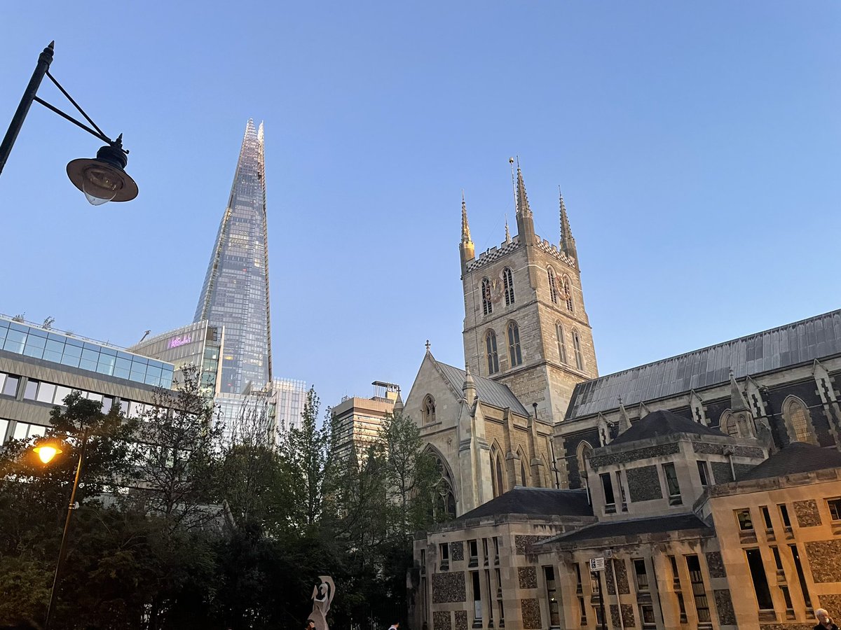 mattwoor's tweet image. 6 hours or so to go, made a lovely bunch of queue buddies from across the U.K. wonderful to chat about why we’re all doing this, the queue is such a happy place.  Yes we’re all tired, but absolutely no regrets. #lyinginstatequeue