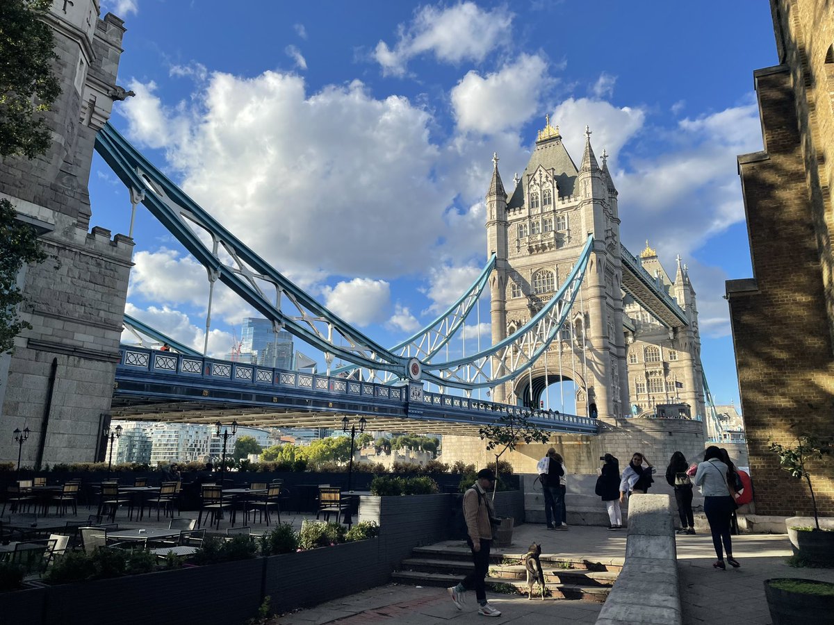 mattwoor's tweet image. 6 hours or so to go, made a lovely bunch of queue buddies from across the U.K. wonderful to chat about why we’re all doing this, the queue is such a happy place.  Yes we’re all tired, but absolutely no regrets. #lyinginstatequeue