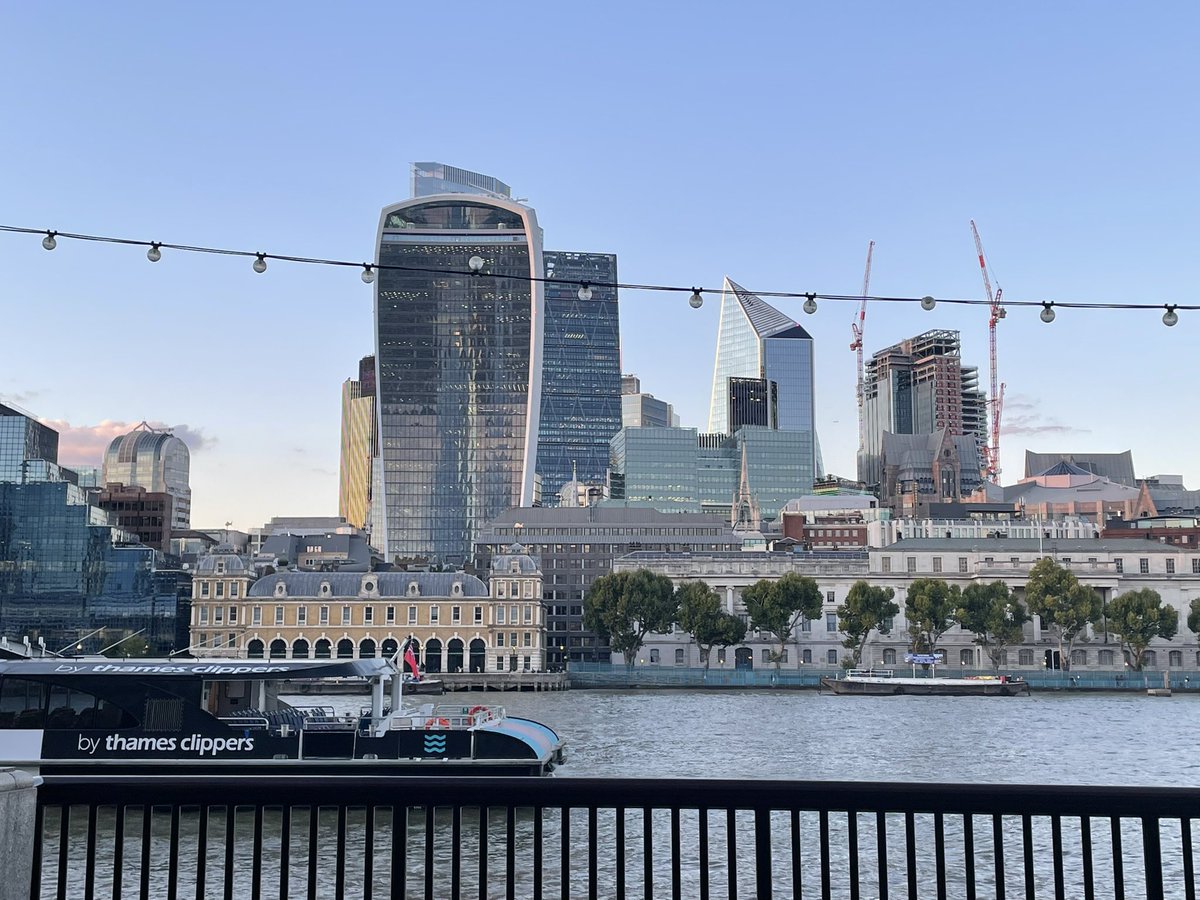 mattwoor's tweet image. 6 hours or so to go, made a lovely bunch of queue buddies from across the U.K. wonderful to chat about why we’re all doing this, the queue is such a happy place.  Yes we’re all tired, but absolutely no regrets. #lyinginstatequeue