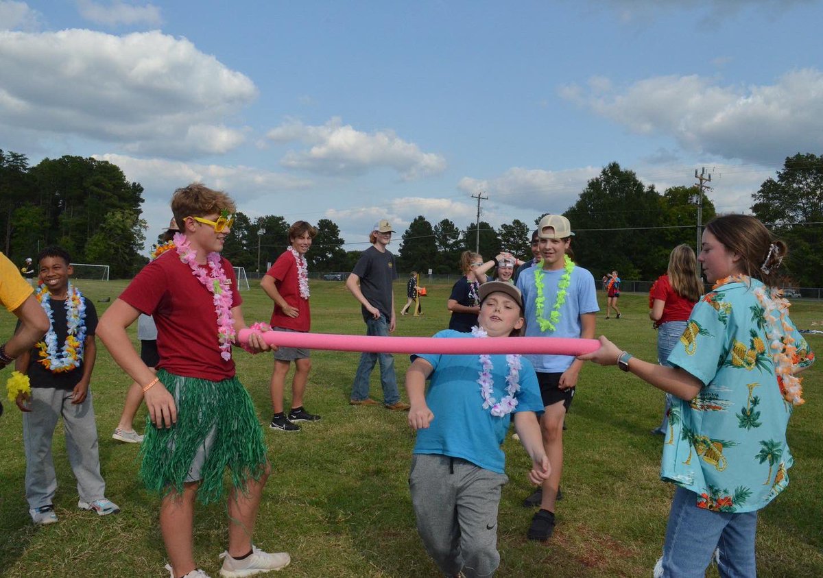 SAHS_FFA's tweet photo. We had SO much fun at our back to school party! ☀️☀️ https://t.co/hgKsZY2HB8
