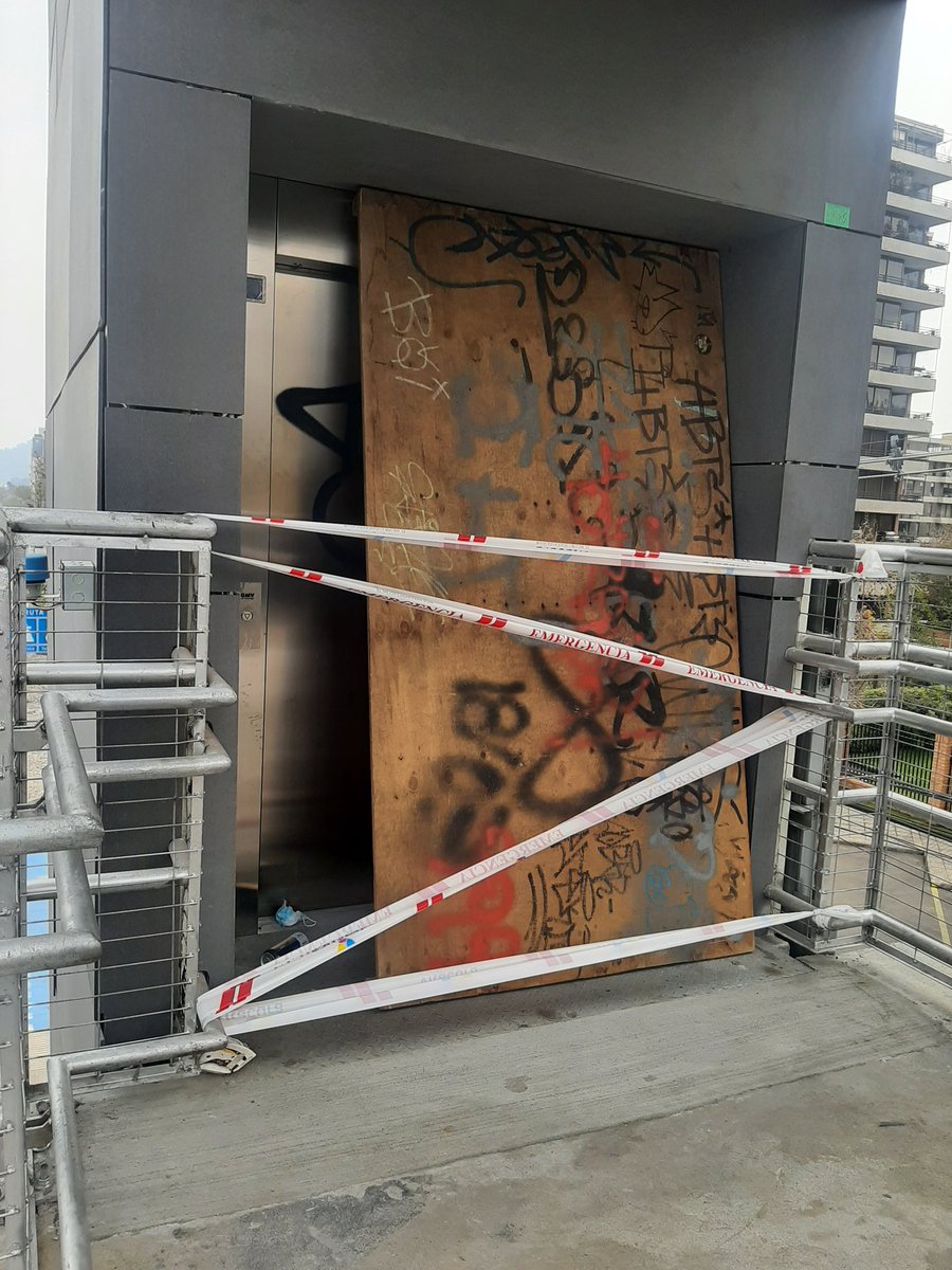 Maradq's tweet photo. @Muni_LasCondes cuando estará funcionando el ascensor de la nueva pasarela de kennedy altura los abetos. Donde está la accesibilidad universal? Todos se deben acoger a la ley de accesibilidad pero la municipalidad de Las Condes no cumple. https://t.co/QiNiZCuoTR