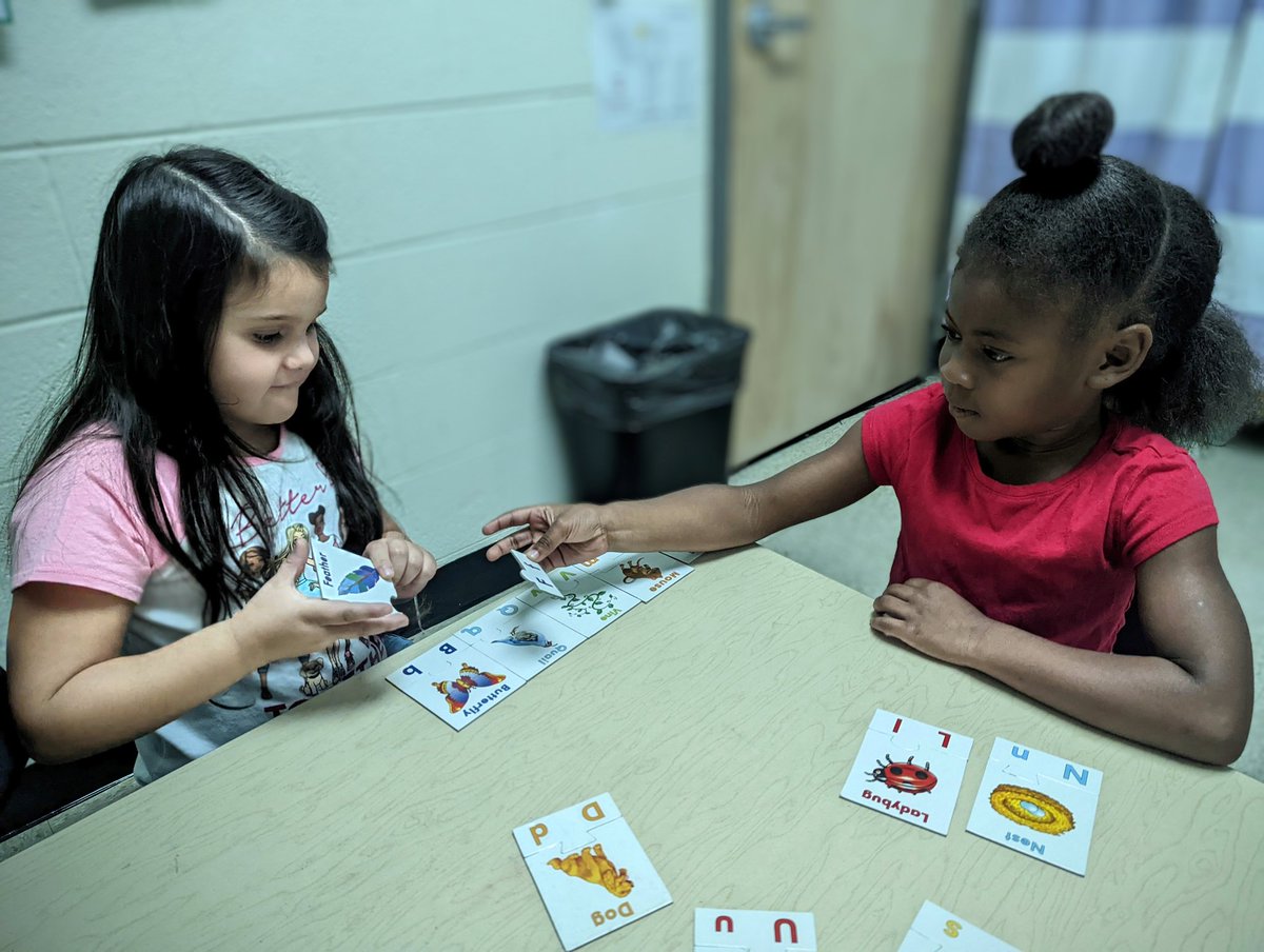 Teamwork! The kids had fun working together to build beginning sound puzzles, saying the letters and sounds as they worked! <a href="/Creeksidetweet/">Creekside ECS</a> #WEareLakota #NeedtoSucceedCECS