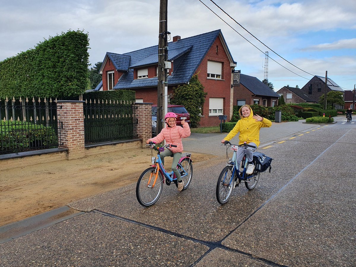 juf_Katrien's tweet photo. We strappen er op los 🚴♂️🚴♀️🛴🛹🛼😁 #strapdag #trapleerke https://t.co/H0uZfHNrTm