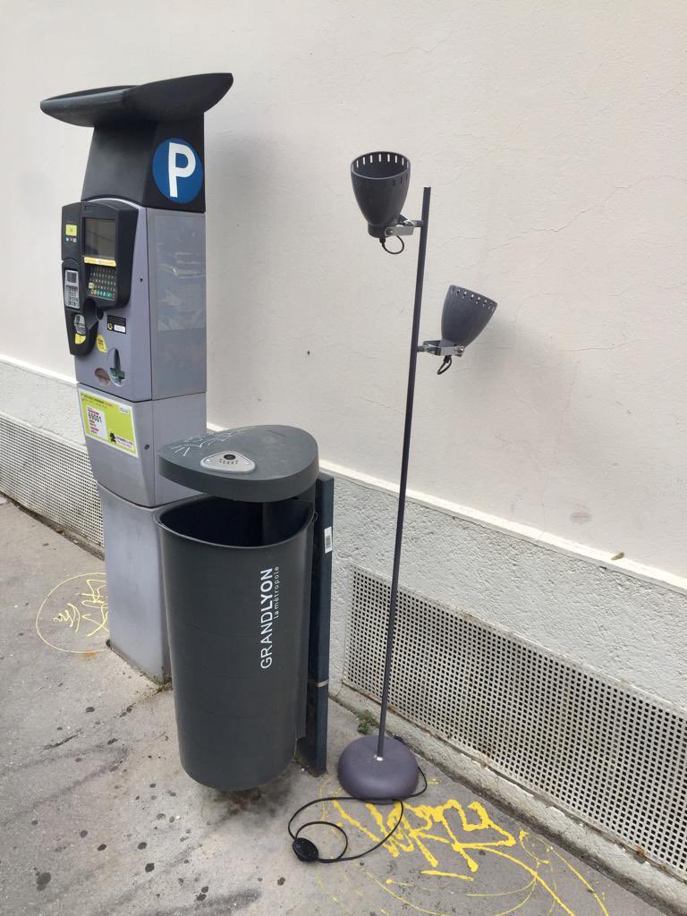 EnPentes's tweet photo. Toujours à la pointe de l’innovation...Après moult réflexions et enquêtes participatives ,  la mairie de quartier propose un éclairage public économique pour la rue de la Martiniere ..😉 crédit photo DG @villedelyon https://t.co/VYWcqGyAx5