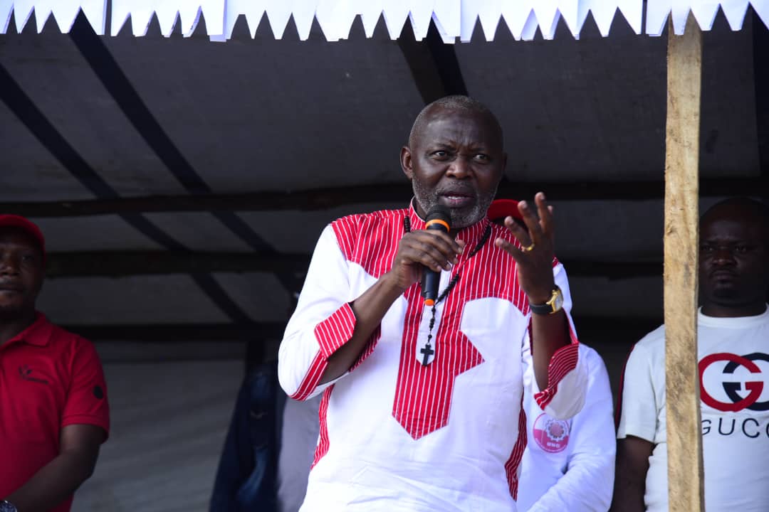 coeurdafriqueM's tweet photo. 🔴#RDC: Après #SHABUNDA,le président de l'UNC L'hon Dr @VitalKamerhe1 et sa suite sont arrivés dans le groupement de #BUSHUMBA territoire de #KABARE où il le pacificateur s'est adressé devant la foule en liesse en les invitant à bannir les conflits communautaires
@BillyKambale1 https://t.co/yqKmxPKGLY