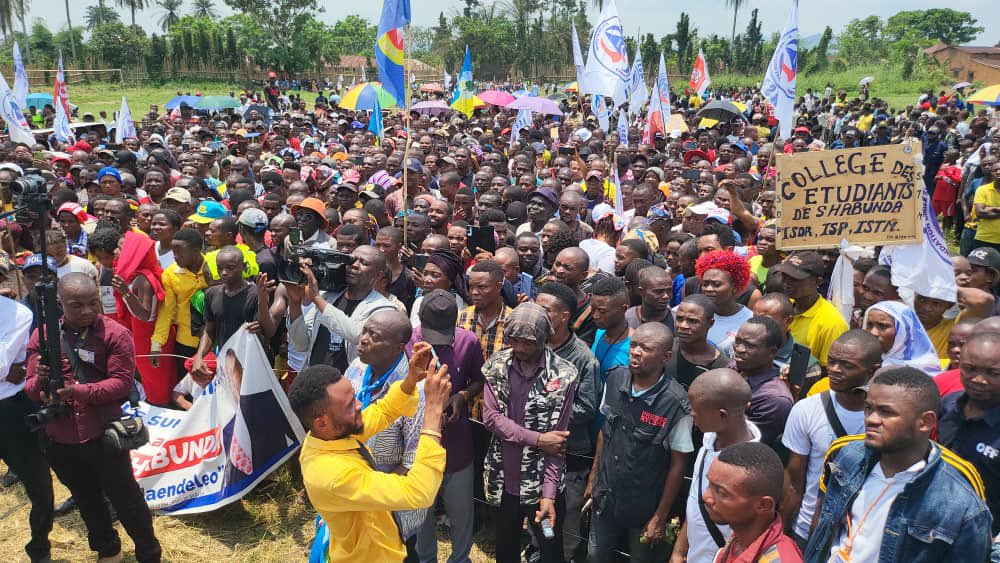 coeurdafriqueM's tweet photo. 🔴#RDC: Après #SHABUNDA,le président de l'UNC L'hon Dr @VitalKamerhe1 et sa suite sont arrivés dans le groupement de #BUSHUMBA territoire de #KABARE où il le pacificateur s'est adressé devant la foule en liesse en les invitant à bannir les conflits communautaires
@BillyKambale1 https://t.co/yqKmxPKGLY