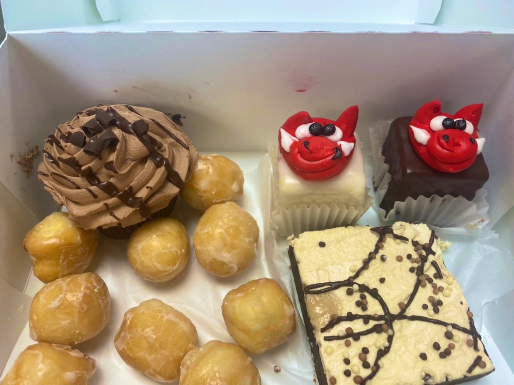 Shoutout to my mom for the birthday treats!! 🤗 Getting me ready for tomorrow’s game — WOO PIG! 🐗