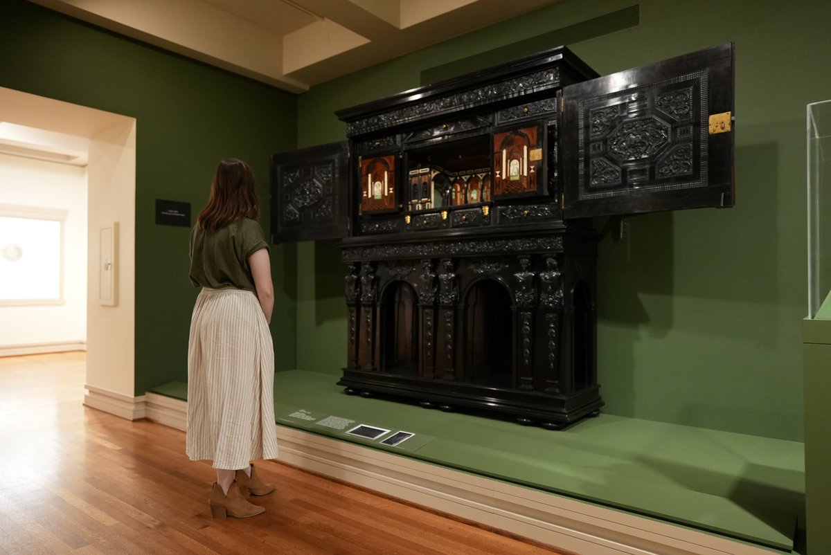 StlArtMuseum's tweet photo. This newly on view #SLAMCollects French cabinet has its doors ornamented with carved figures, scrolls, and ripple moldings that open to reveal a dramatic architectural scene in its interior.
Visit Gallery 124 to take a closer look at this magnificent piece. #CabinetOfCuriosities https://t.co/q9iJXfYGqo
