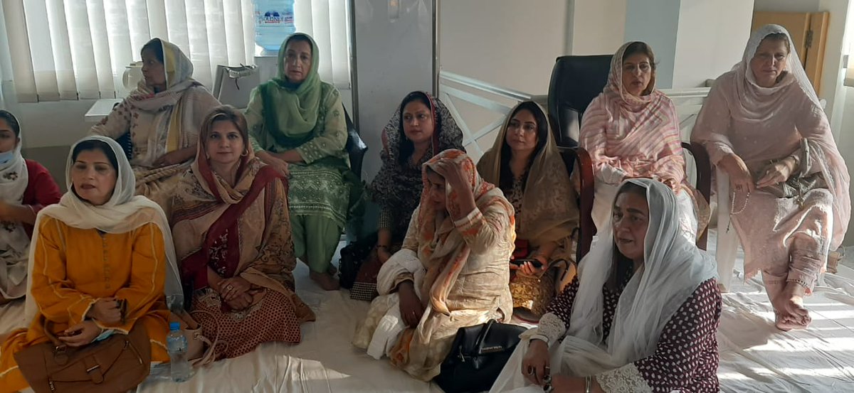 wing_region's tweet photo. پی ٹی آئی کے مرکزی دفتر اسلام آباد میں پی ٹی آئی ویمن ونگ کی صدر محترمہ کنول شوزب کی جانب سے ملکی سلامتی و ترقی کیلئے خصوصی دعائیہ تقریب کا انعقاد کیا گیا جس میں ملک بھر سے ویمن ونگ کی عہدیداران نے شرکت کی اور خصوصی دعا کروائی گئی
#ثوبیہ_عباسی انفارمیشن سیکرٹری اسلام آباد ریجن https://t.co/NCtJJOUv7B