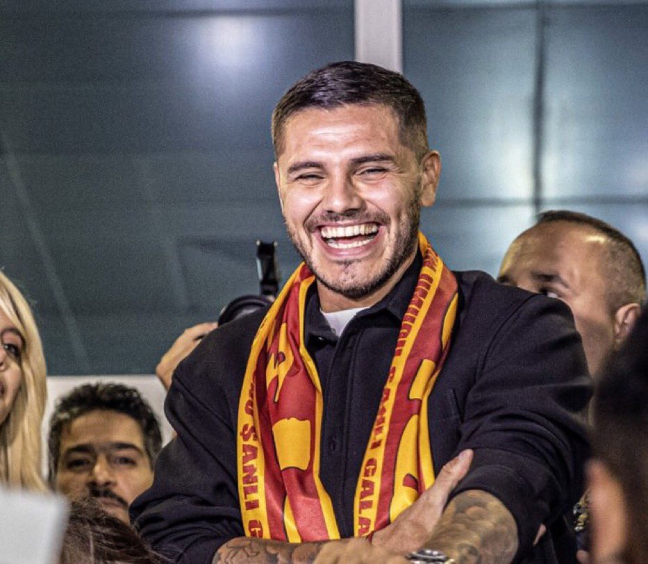 Adam hem gol attırdı hem kaleciyi oyundan attırdı. Vallahi senciyiz baba