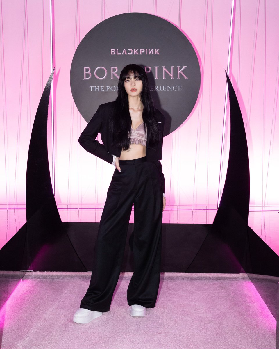 CloutNewsMedia's tweet photo. LISA at @Spotify × BORN PINK pop-up in LA today 📸❤️

#lisa #lalisamanoban #lalisa #blackpink @blackpink #money #shutdown https://t.co/Thrq6JsTWc
