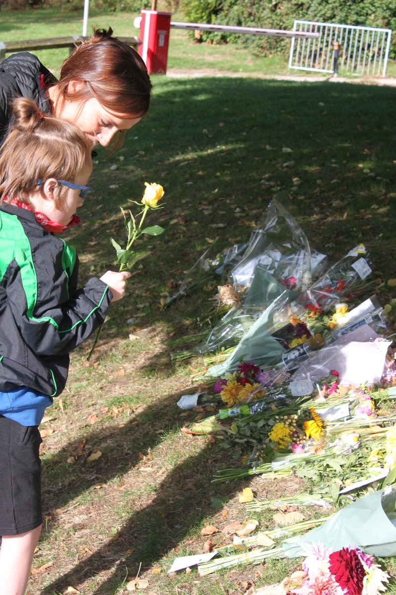 StRosesStroud's tweet photo. SR3 have learnt all about the Queen this week – her favourite colour, favourite flower, her love of hats and corgis. Today we went to the flower memorial at Stratford Park and, if we wanted to, we placed a flower to remember Her Majesty, Queen Elizabeth II. https://t.co/LN5cf9T2Ja