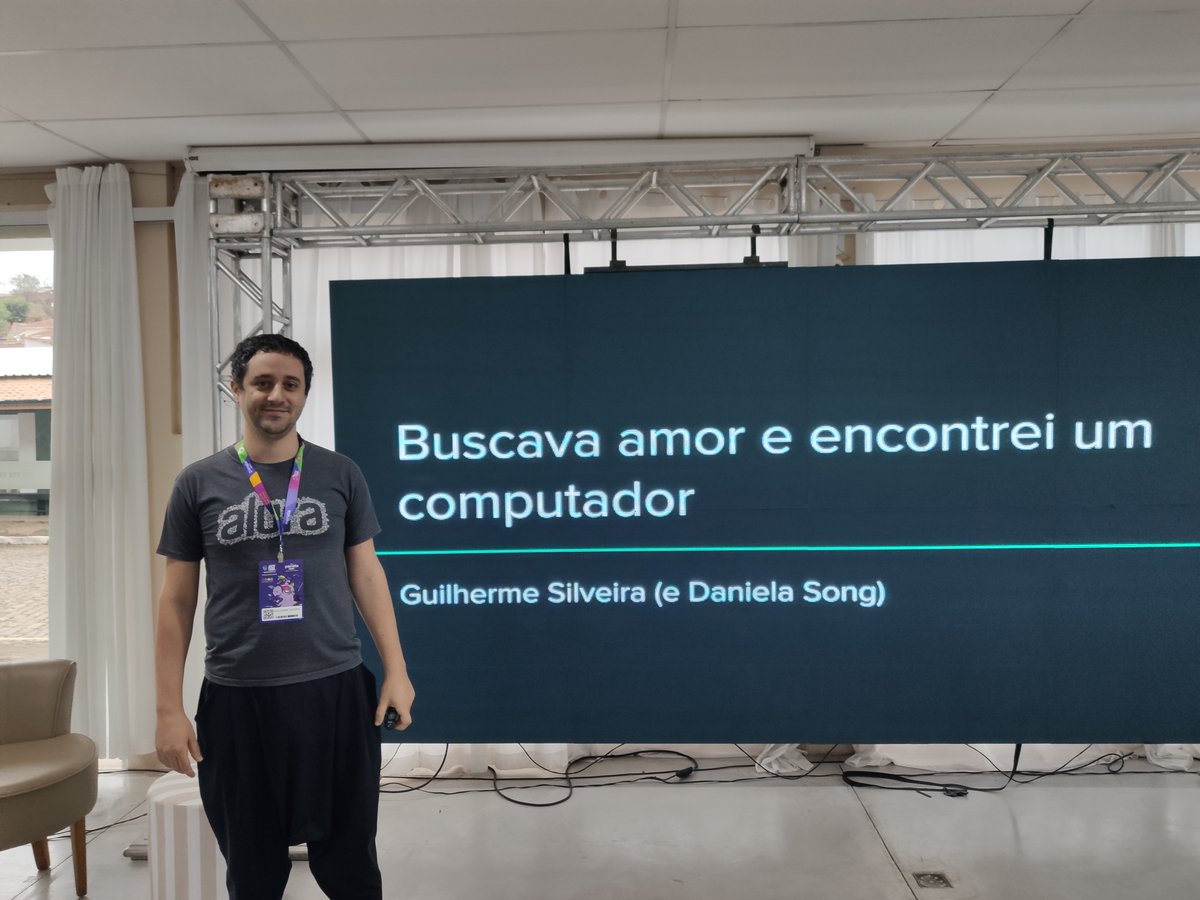 AluraOnline's tweet photo. Alô, Minas Gerais! 📣 

Guillherme Silveira (@guilhermecaelum) que está à frente da Direção de Educação na Alura, está participando do #HackTown2022, o principal festival de inovação, tecnologia e criatividade da América Latina.

Confere um pouco do que já rolou por lá! 😉 https://t.co/2QzzOPKrpN