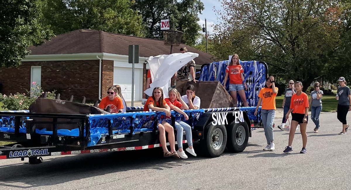 RCCUSD1's tweet photo. More Scenes from the RCHS Homecoming Parade https://t.co/e4Bjp8Q1aA