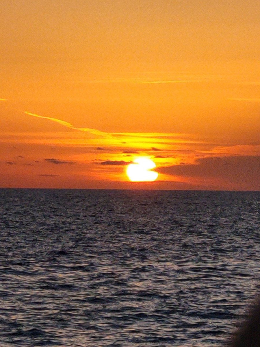 chiammcomtpar's tweet photo. Il sole che sembra Pac Man ne vogliamo parlare? https://t.co/MGlYQZwMWB