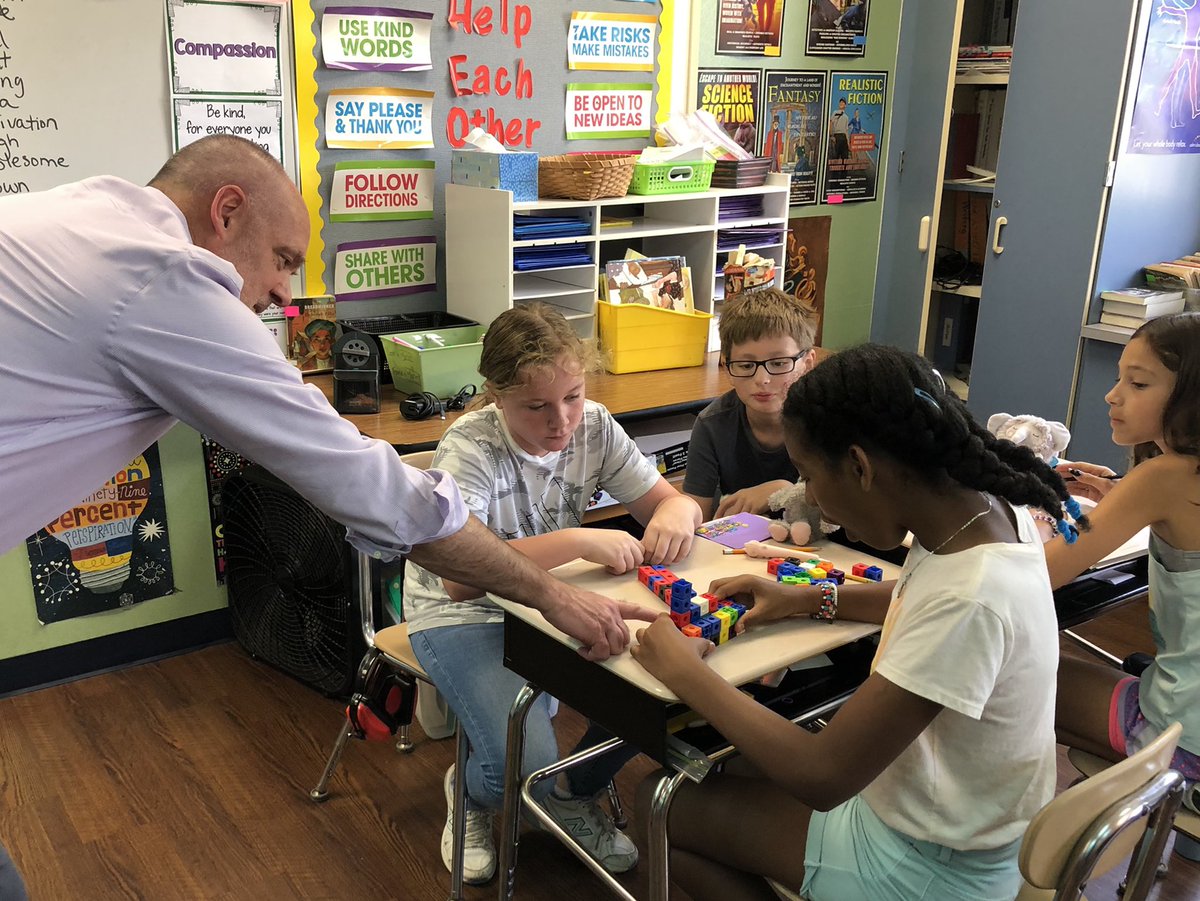 par_stamatoukos's tweet photo. Mr. Paulsen visited Pleasant Hill today and engaged in fun math learning, discussions, and explorations with our Mustangs! #yourcommunityschools #makingmovesin200 https://t.co/rKAgCHkI7G