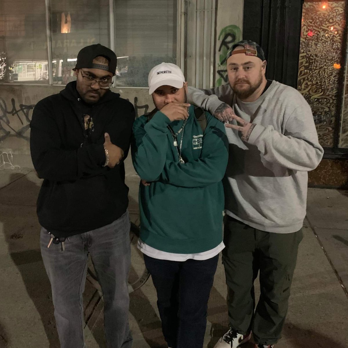 SpadeTheShadow's tweet photo. Had a dope time at the Fresh Produce Beatmakers Meetup last night at LayLow Brewery in Toronto. Huge shouts to the homies @imperetiv & @PrettyDotUgly for putting this together! #Spade #TheShadowMan #SpadeTheShadow #Badmannery #TorontoProducer #TorontoMusic #IndieHipHop #BoomBap https://t.co/hIXKIWavWI