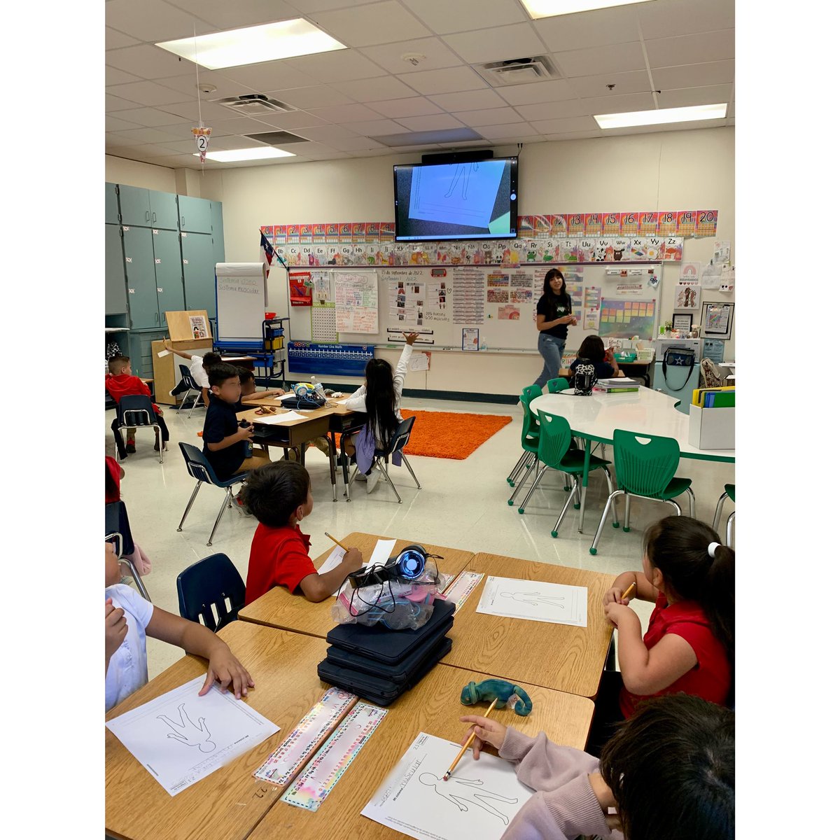 1st Graders in Ms. Leon’s class learning all about the 600+ muscles in the human body! <a href="/ClubHill_Cougar/">ClubHillSTEM</a> @GISDLiteracy #TheGISDEffect