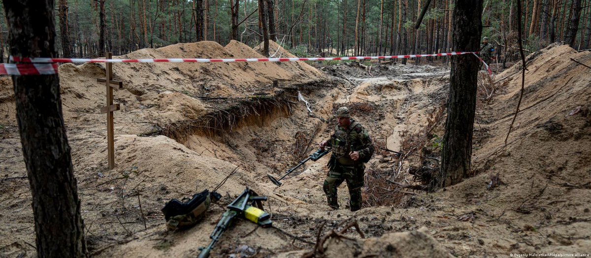 О первых результатах осмотра массовых захоронений в Изюме рассказал прокурор Харьковской области Александр Фильчаков. За сутки было обнаружено 445 могил с мирными жителями и одна братская могила, в которой захоронены военнослужащие ВСУ 

Хроника DW: dw.com/ru/a-63145206?…