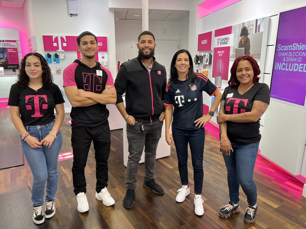 Rocking this iPhone 14 Launch with our awesome TM @k_benevi at our West Hartford Location! Appreciate all the support and partnership!! #tcc #iPhone14Pro #TMobile #partnership @prtopazTCC @TCCMobile @JoeRegalado8 @julioradney