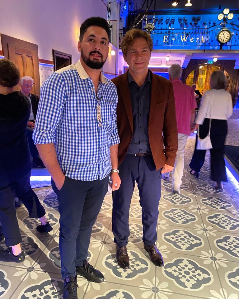 ✨Gleich „Nachtcafé“ einschalten✨

Gleich, um 22 Uhr, ist Noureddine Eddoumi zu Gast im SWR-„Nachcafé“📺 
Schaltet doch mal rein. 

📸Privat 

#eifelhilft #eifel #monschau #kalterherberg #nachtcafe #swr #wiedersehen
