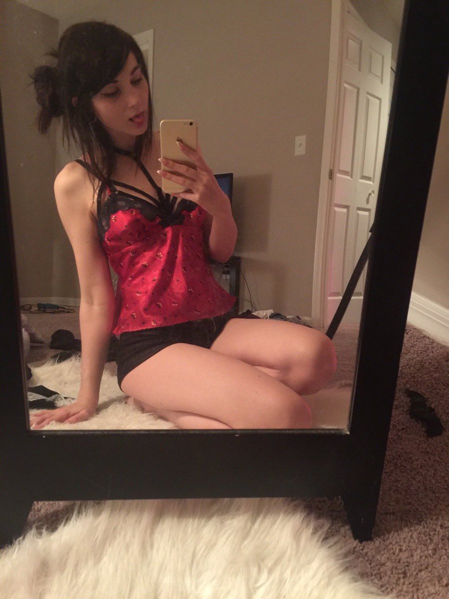 Apriltoowett's tweet photo. I’m available right now for meets come get a piece of me 😚😜 #meets #sellingcontent #meetups #sexy #nsfwtw #nsfw #sub #kinky #mistress #bdsm https://t.co/8sVyq4iIK5