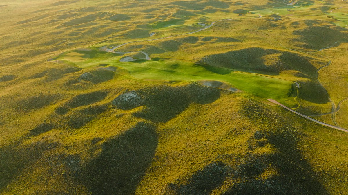 fried_egg_golf's tweet photo. For some Friday afternoon fun, here's a thread of all 18 holes at the @billandbengolf masterpiece Sand Hills. 

1 - par 5 - 549 yards 
2 - par 4 - 458 yards
3 - par 3 - 216 yards
4 - par 4 - 485 yards https://t.co/CPeScR1TZe