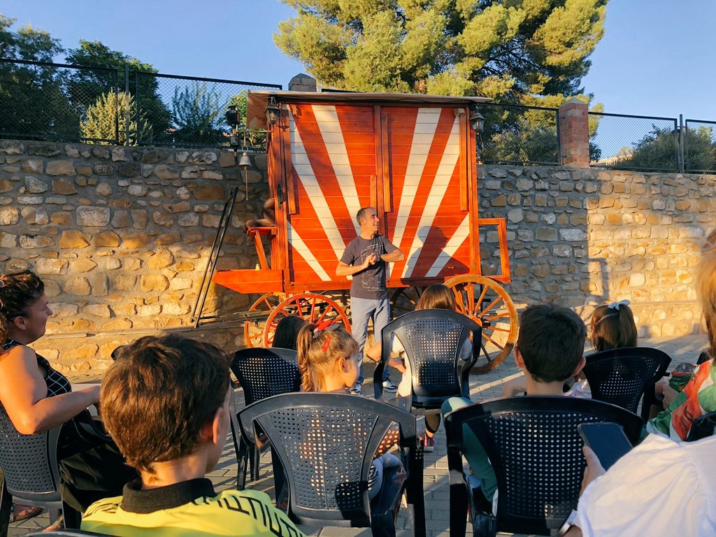 👉Engañar a la Parca ha arrancado esta tarde con el narrador Nono Granero.

💀¿Conseguiremos engañar a la muerte?

#engañaralaparca #fiestademozos #Rus #parca #circo #cuentacuentos #narrador