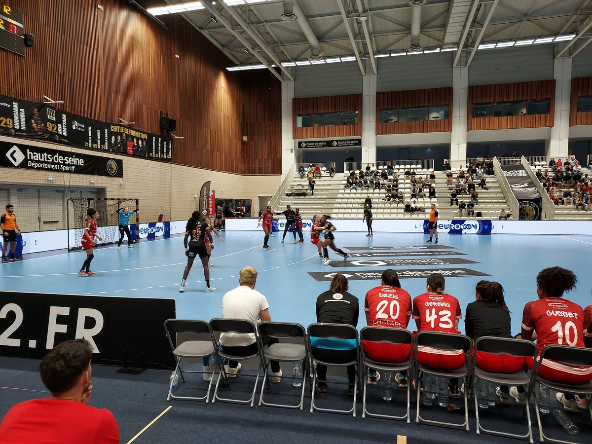 romain_caroline's tweet photo. A fond derrière les lionnes @Paris92_Off
#issylesmoulineaux @Issylesmoul #handball https://t.co/dO0xCRU4bG