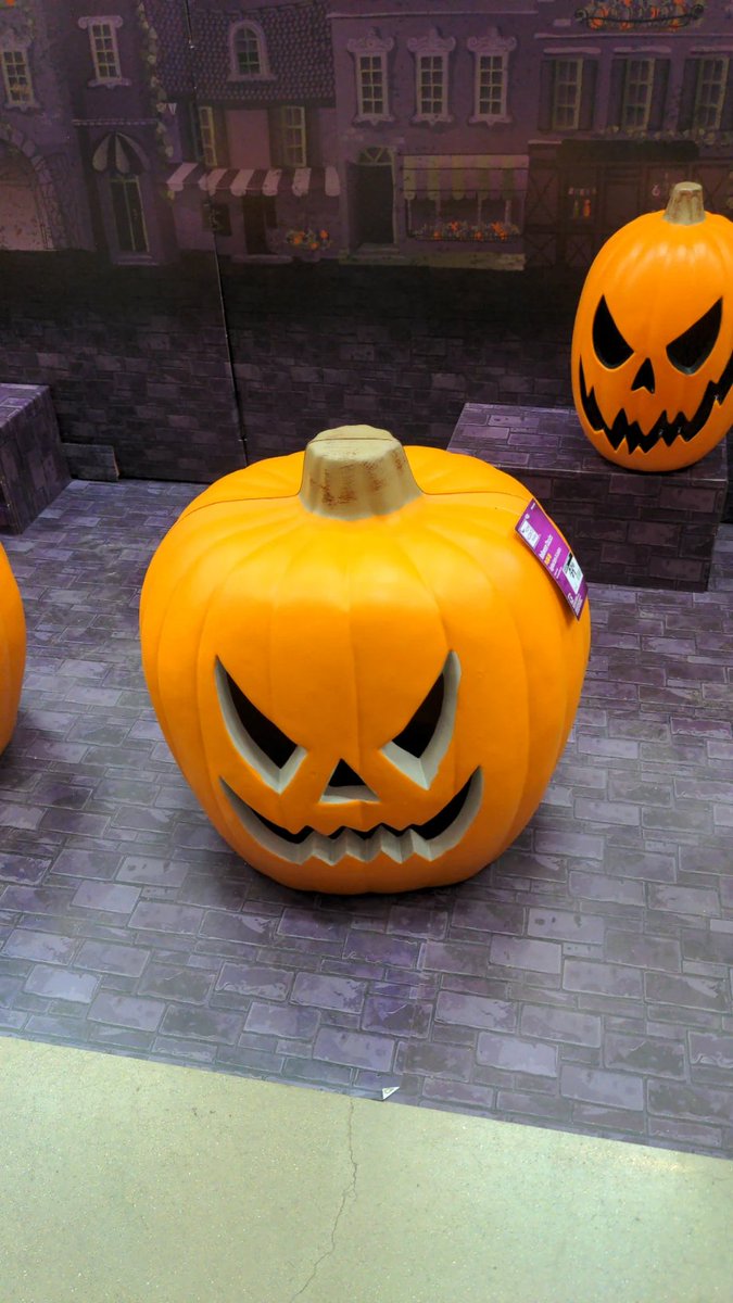 Charlotte🎃🖤🏳️‍⚧️ on Twitter "Home Depot has a pumpkin that's even