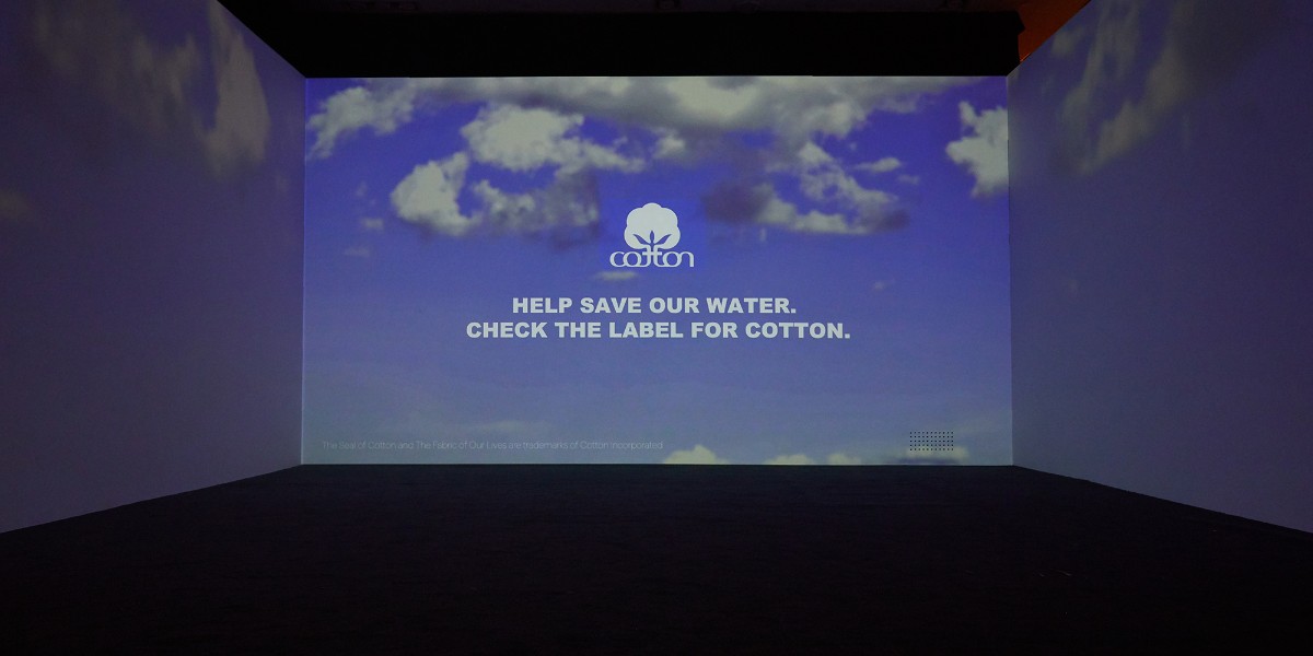 CottonInc's tweet photo. Last week, @CottonInc participated in the #REVOLVEGallery in NYC during #fashionweek. The Cotton Incorporated room fused #fashion & #sustainability, educating visitors about the significance of microplastic pollution in our oceans. #ShopCotton https://t.co/1Nph8yocBS https://t.co/Z9lwlwaWCY