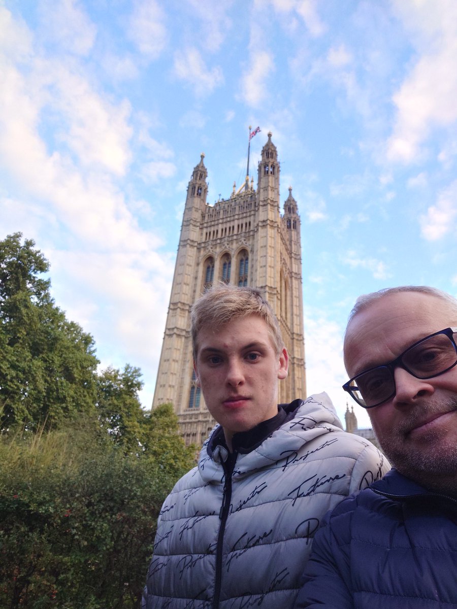 Neil_Light's tweet photo. @oldheatonian I was a bit ahead of Dave in the queue , #GodSaveTheQueue #GodSaveTheQueen #GodSaveTheKing #QueueForTheQueueForTheQueen 🇬🇧🍷🙏 https://t.co/qdWajt9FqN