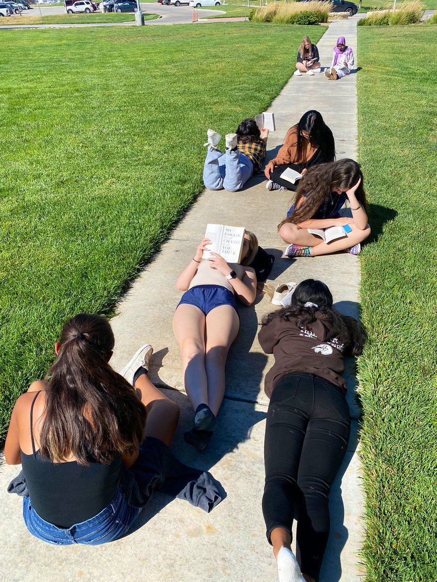 MrsBailey_GCHS's tweet image. It was a #FreeReadFriday for P230 kids on the campus of @GCHSbuffs today. 

Anything but a screen for 20 minutes. Exit tickets were filled with book suggestions, critiques, and questions about the text of their choice. Great job today, Buffs!

📚🐛 #gcbuffsread #iteachgc