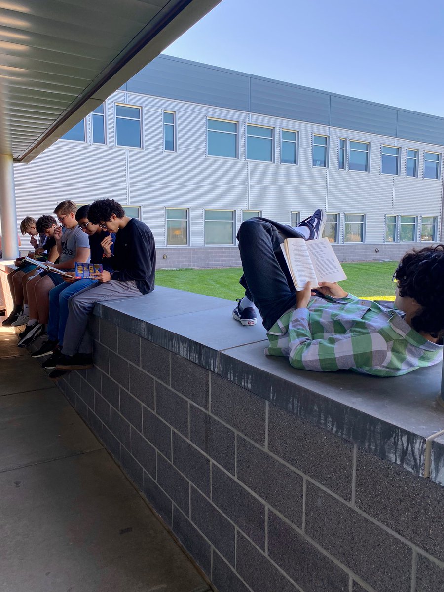 MrsBailey_GCHS's tweet image. It was a #FreeReadFriday for P230 kids on the campus of @GCHSbuffs today. 

Anything but a screen for 20 minutes. Exit tickets were filled with book suggestions, critiques, and questions about the text of their choice. Great job today, Buffs!

📚🐛 #gcbuffsread #iteachgc