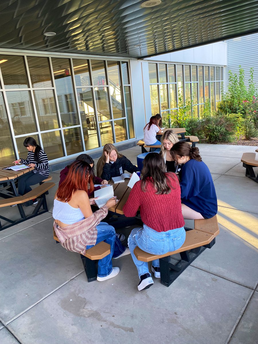 MrsBailey_GCHS's tweet image. It was a #FreeReadFriday for P230 kids on the campus of @GCHSbuffs today. 

Anything but a screen for 20 minutes. Exit tickets were filled with book suggestions, critiques, and questions about the text of their choice. Great job today, Buffs!

📚🐛 #gcbuffsread #iteachgc