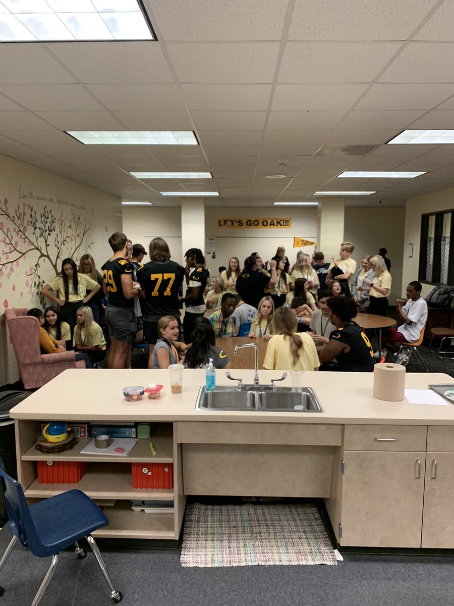 Football Leadership Council &amp; <a href="/oakcheer/">Klein Oak Cheer</a> teamed up to pay the students in ACCESS a visit. What a great way to spend a Friday! #OakEm #NCM #OBlock