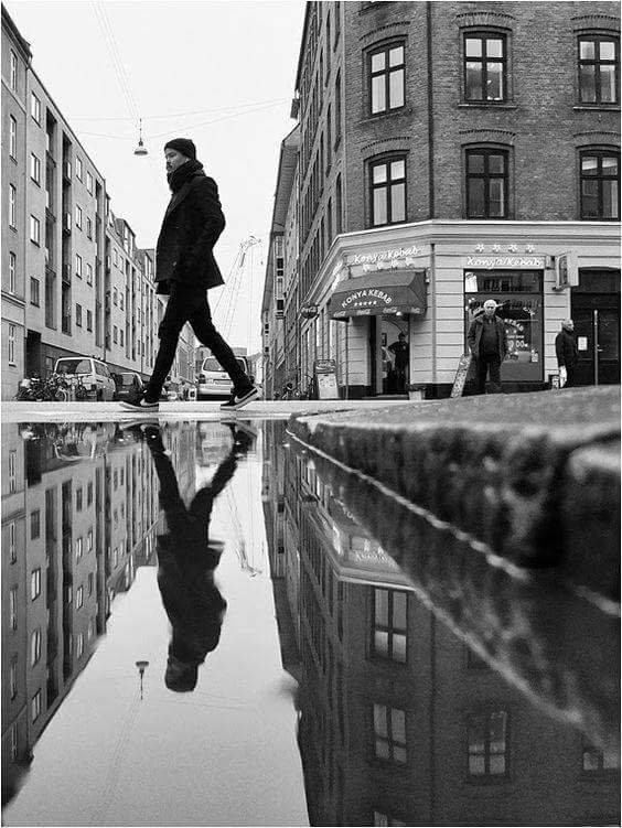literlandweb1's tweet photo. "A veces me siento diferente. Camino como todos los demás, pero por dentro, me siento como un extraño en mi propia vida".
"Diarios", Franz Kafka https://t.co/3WaIkcBUO2
