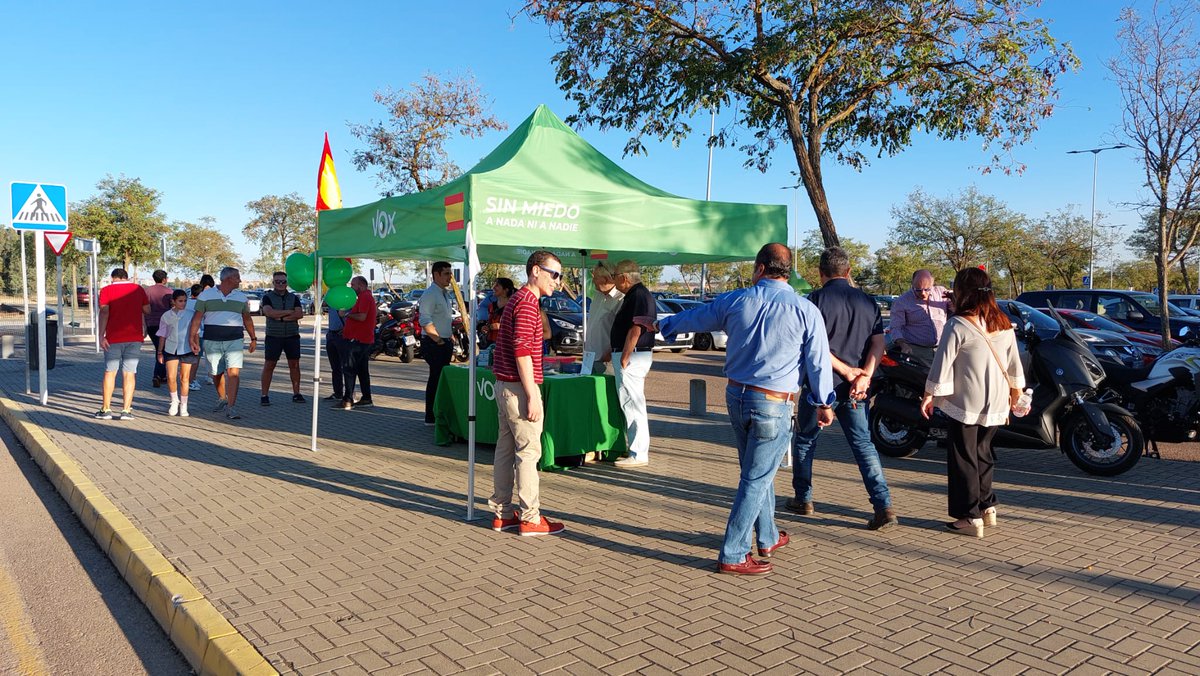 Vox_BadajozCiud's tweet photo. ✅️ VOX ha apoyado hoy con una mesa informativa la Feria de la Caza y de la Naturaleza que tiene lugar en el IFEBA.

VOX es la única formación política que está en la calle y que apoya las tradiciones que dan desarrollo y riqueza al mundo rural.

Mañana sábado estaremos también. https://t.co/3KNrNYjF8j