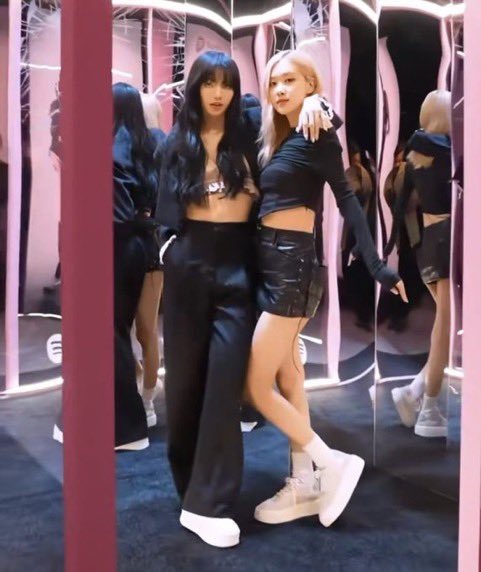 rshourly's tweet photo. chaelisa at the spotify pop up ❤️ https://t.co/iSNtEr5GmN