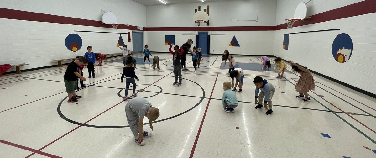 mrs_capy's tweet photo. We are practising counting to 10 “en francais” in K2 as we warm up our bodies! This was our first visit to the gymnasium this year - we had so much fun! 🙌🏽🙌🏽😀😀 @StGregoryOCSB @grefrench https://t.co/klS9ZIbncT