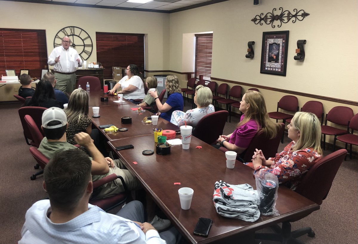 BMTChamber's tweet photo. On Tuesday, the Southeast Texas Young Professionals Organization invited Steve to meet some of the members and speak at their Breakfast with the Boss event. He highlighted the importance of hard work and not letting fear stand in your way.

#SETXYPO #GBCOC https://t.co/2RL2fPFMVT