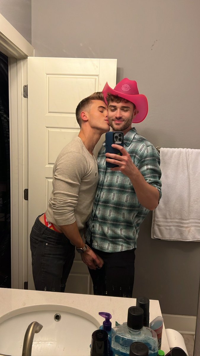 lucasdell's tweet photo. happy birthday cowboy 💗 https://t.co/tI3wwYBE8y