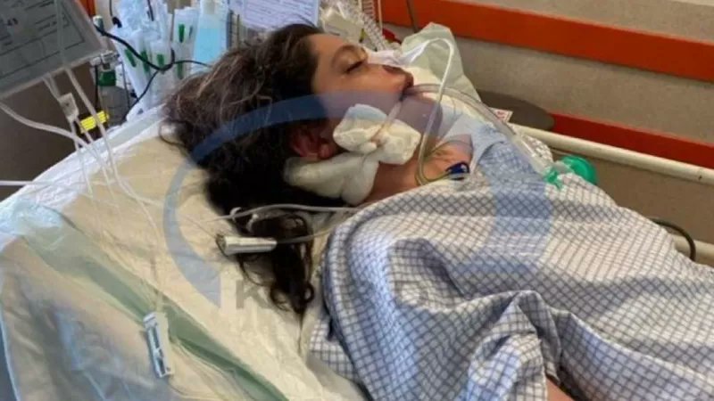 KarinaLMariani's tweet image. 1- Hoy murió Mahsa Amini, tenía 22 años y la desgracia de haber nacido en Irán. La Policía de la moral del Islam la detuvo, la torturó y la golpeó hasta dejarla en coma, por no llevar bien el velo.
#MashaAmini 
Existe una enorme parte del mundo que odia a las mujeres.
Hilo va: