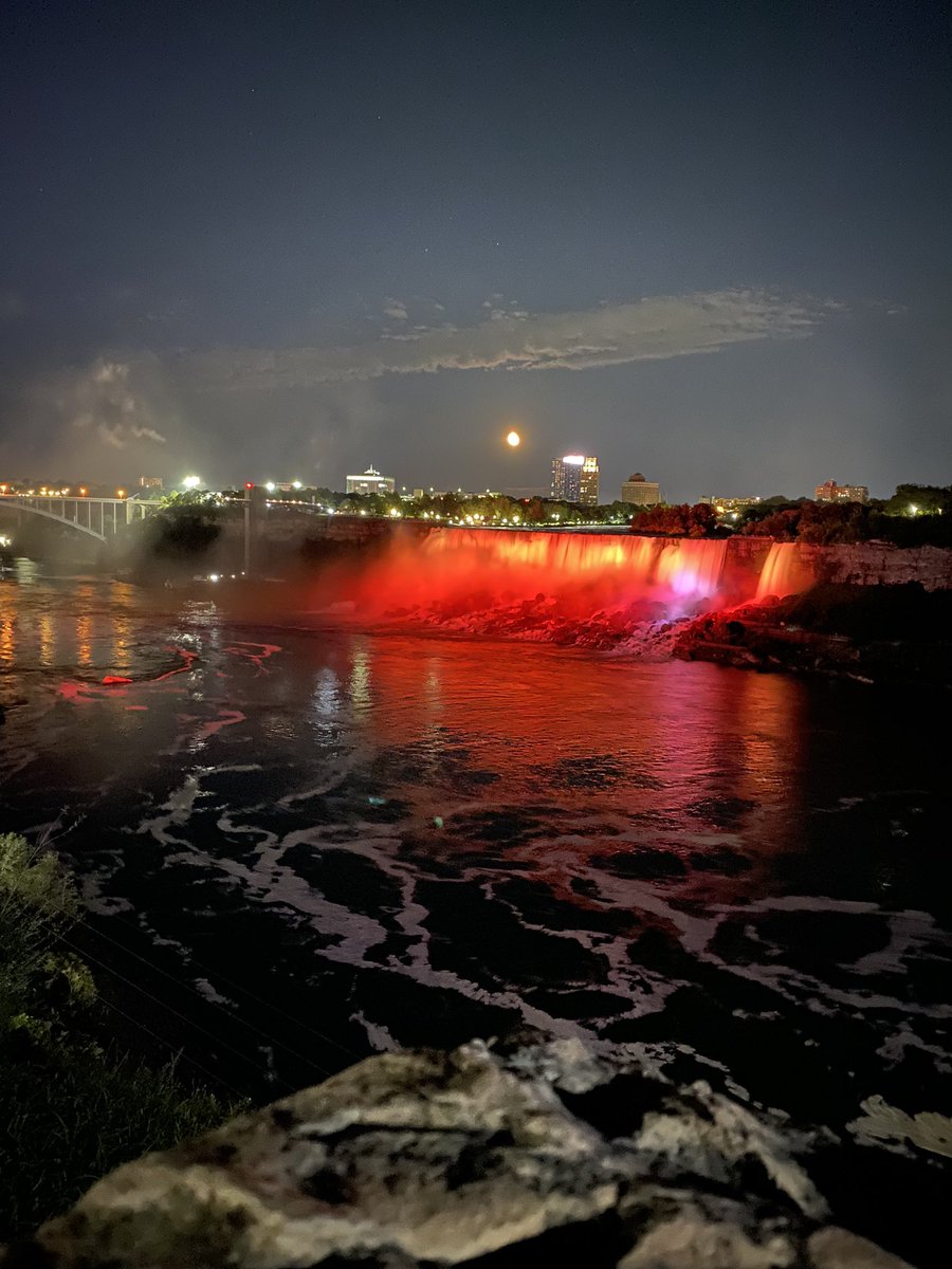 hogey24's tweet photo. Niagara Falls trip https://t.co/jqXqCVLv9m