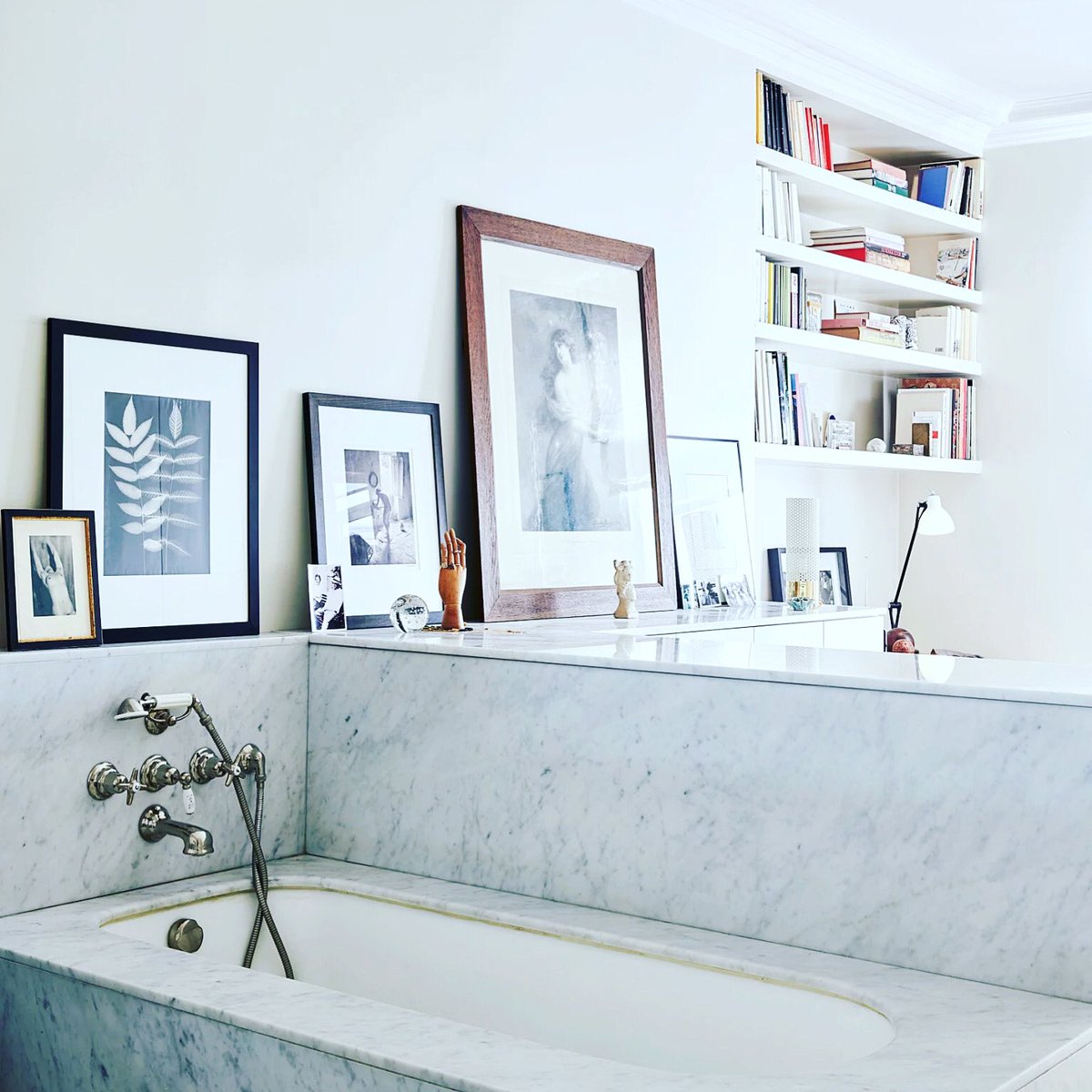 Une salle de bains épurée mixant les fonctions 

À #Paris, un appartement blanc qui a tout bon. Par Valérie Charrier pour Marie Claire Maison.
Robinetterie #Stella