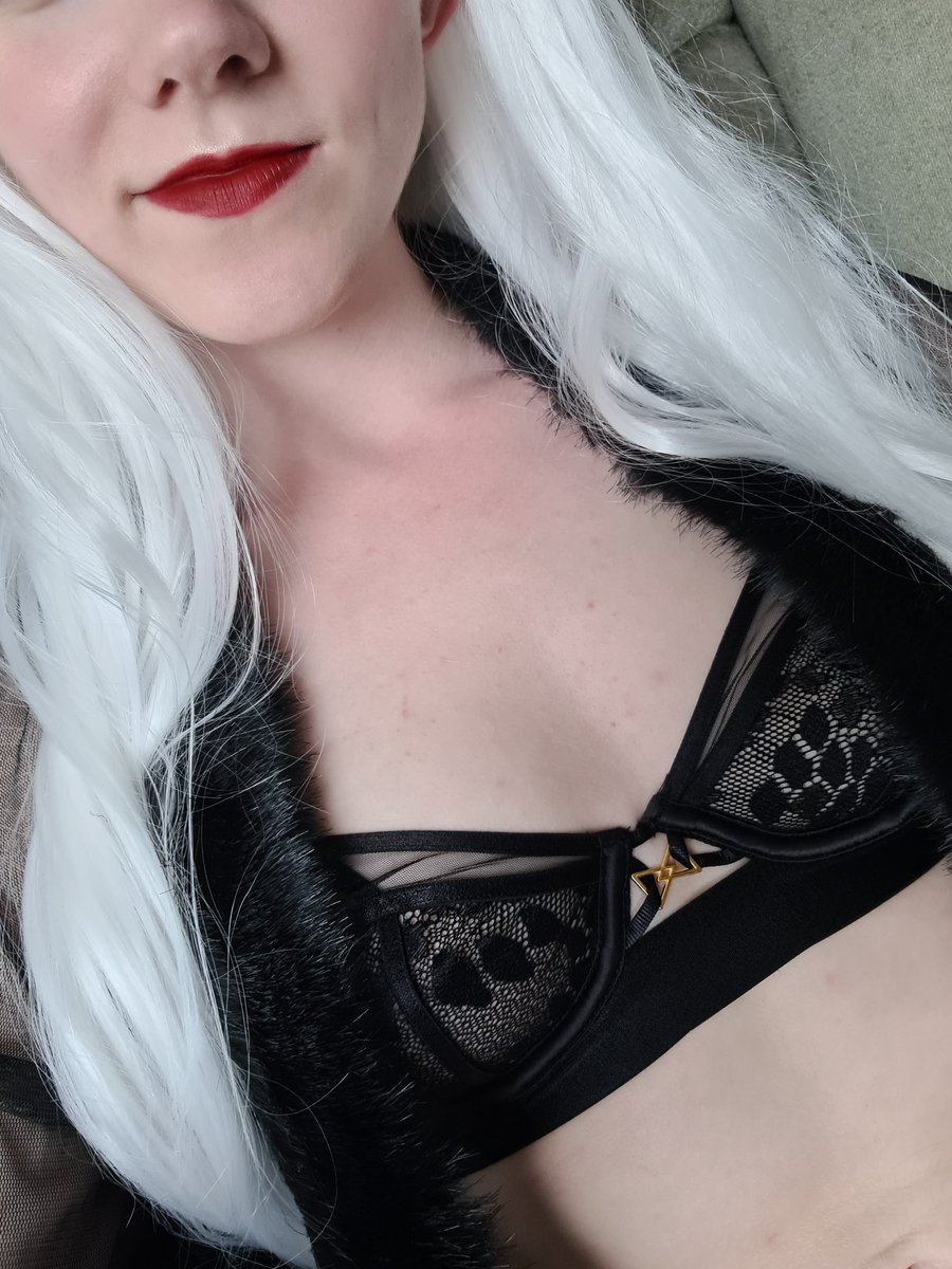 Rennvcos's tweet photo. I got that red lip, classic thing that you like 😉
#RedLipstick #blacklace #blacklingerie #onlyfans #sexycosplay https://t.co/EdmBac9NOz
