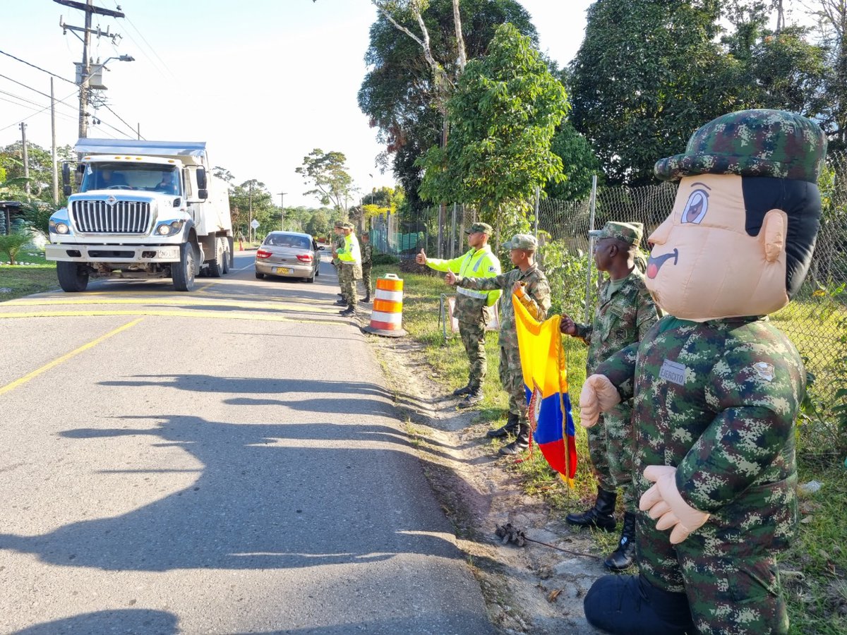 Ejercito_Div6's tweet photo. El Batallón de Apoyo y Servicios para el Combate N.°27 del @COL_EJERCITO, realiza puesto de control militar en la vereda Planadas, municipio de Mocoa #Putumayo, motivando a los ciudadanos a denunciar en la Línea 147 a los grupos armados organizados que hacen daño a la población. https://t.co/ZLKvJN3C3Z