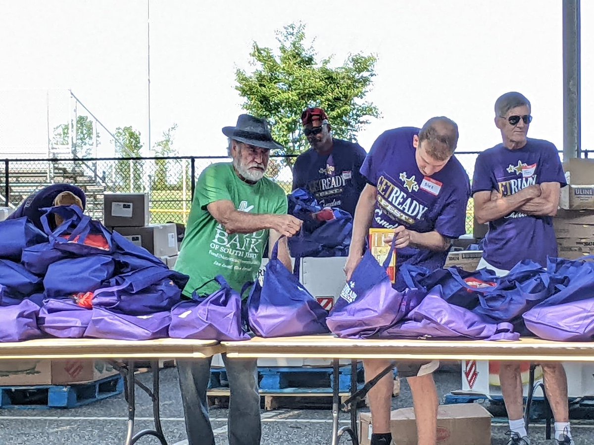 foodbankSJ's tweet photo. Had a great time today at the @TheMJFoundation's Get Ready Fest at @CamdenKroc! Thank you to all who joined us, particularly the volunteers who handed out healthy, nutritious meals to hundreds of Camden residents! #GetReadyFest #BetterTogether #FeedSJ https://t.co/1KQGdecUJs