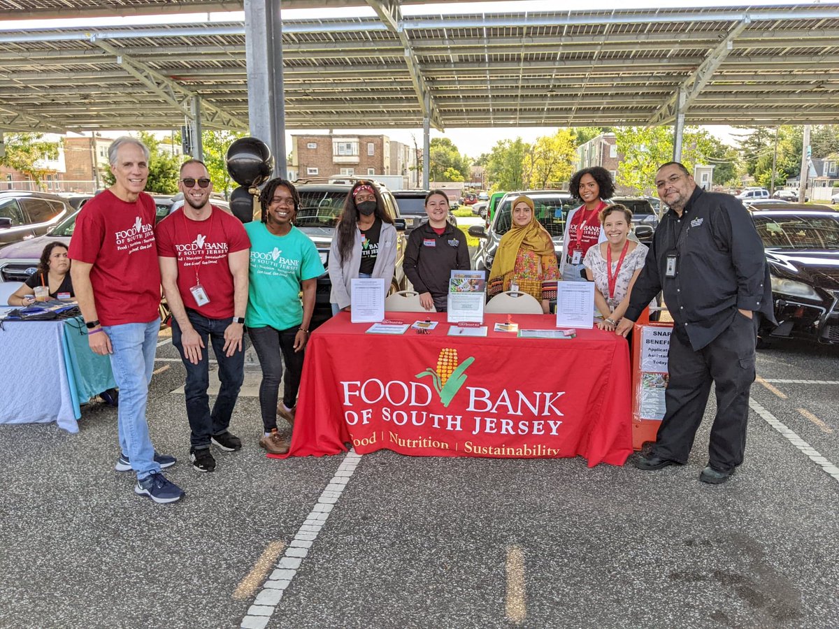 foodbankSJ's tweet photo. Had a great time today at the @TheMJFoundation's Get Ready Fest at @CamdenKroc! Thank you to all who joined us, particularly the volunteers who handed out healthy, nutritious meals to hundreds of Camden residents! #GetReadyFest #BetterTogether #FeedSJ https://t.co/1KQGdecUJs